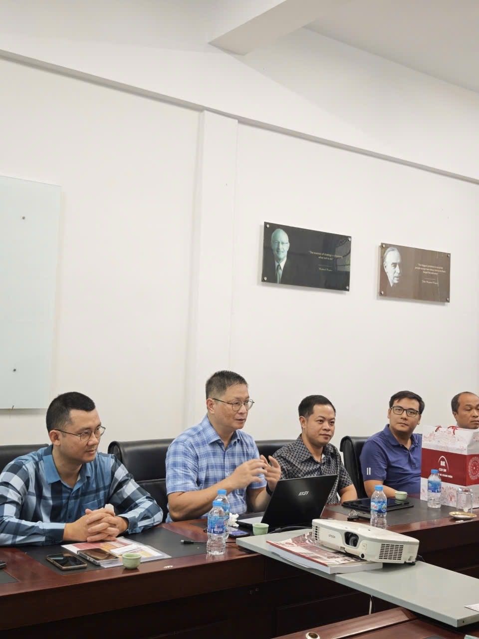 hop-mat-truong-kinh-te-4.jpg
